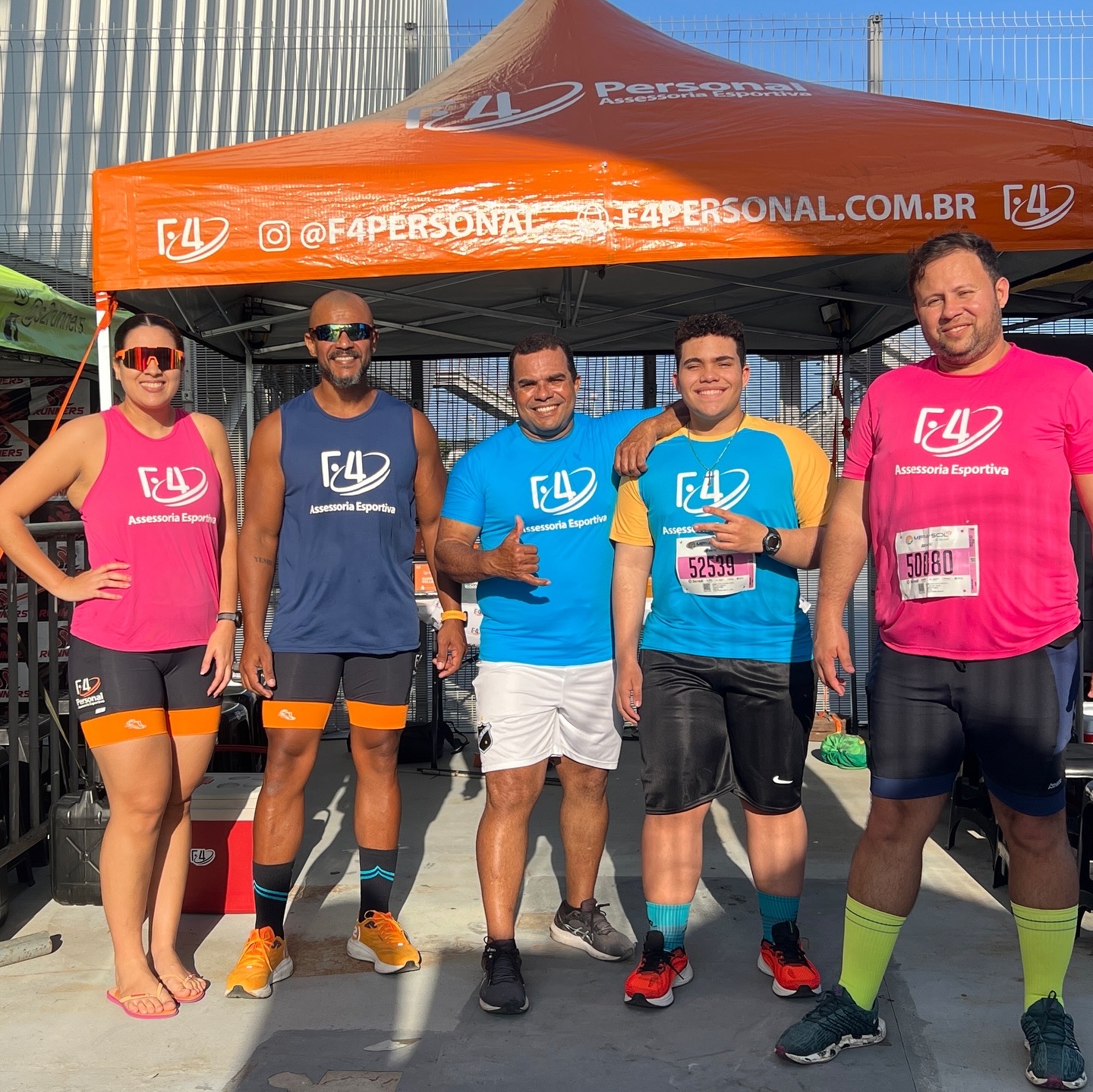 Equipe F4 reunida na tenda da assessoria
